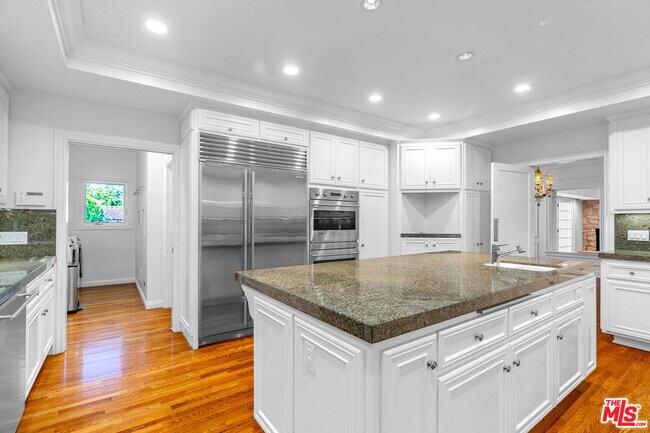 Building Photo - 721 N Linden Dr