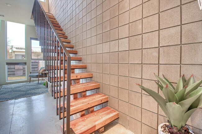 Building Photo - 502 W 55th St