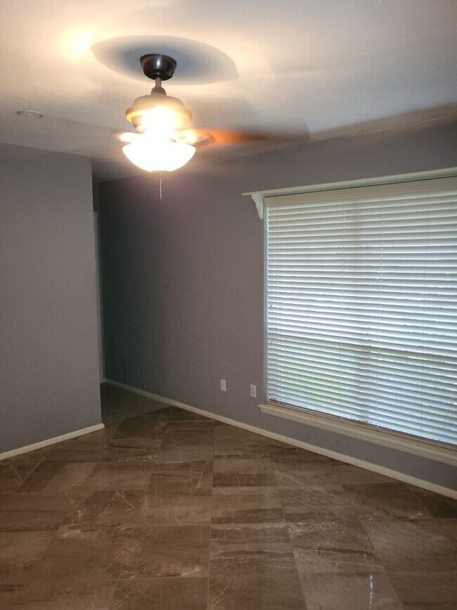 Building Photo - 104 W Lavender Ln