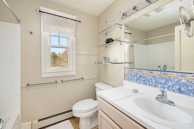 Building Photo - 68 Sachuest Way