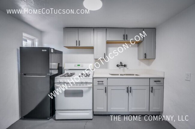 Building Photo - 940 E Florita St