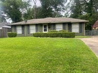 Building Photo - Spacious Inside & Out!