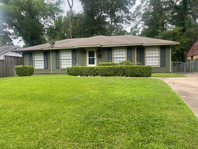 Primary Photo - Spacious Inside & Out!
