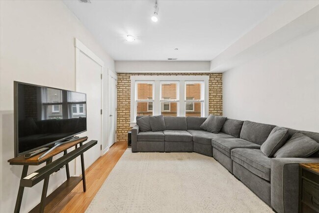 Building Photo - 2541 Prairie Ave