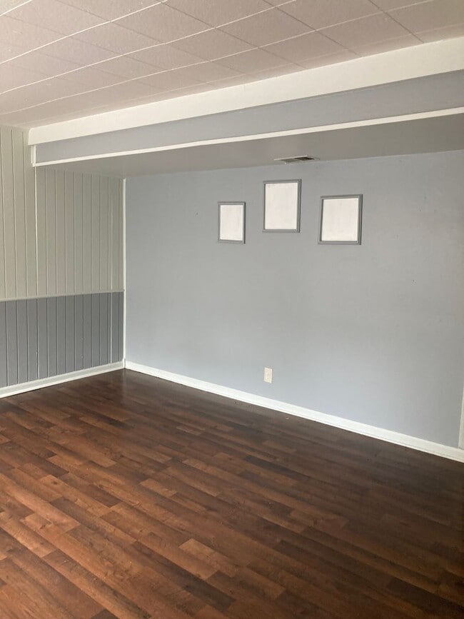 Building Photo - One Bedroom Apartment with den area- ALL UTILITIES INCLUDED!!