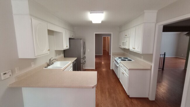 Building Photo - 4 bedroom 3 bath Home with Pickleball Cour...