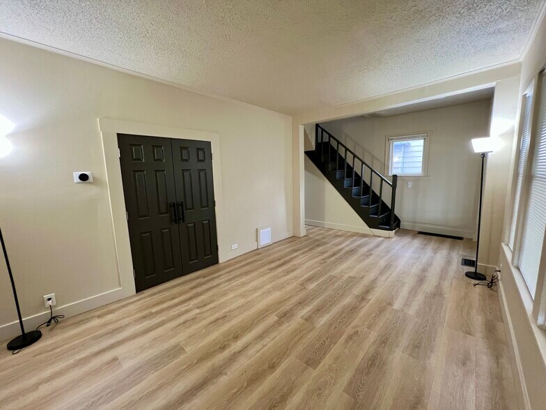 Building Photo - 647 Wooster Rd W