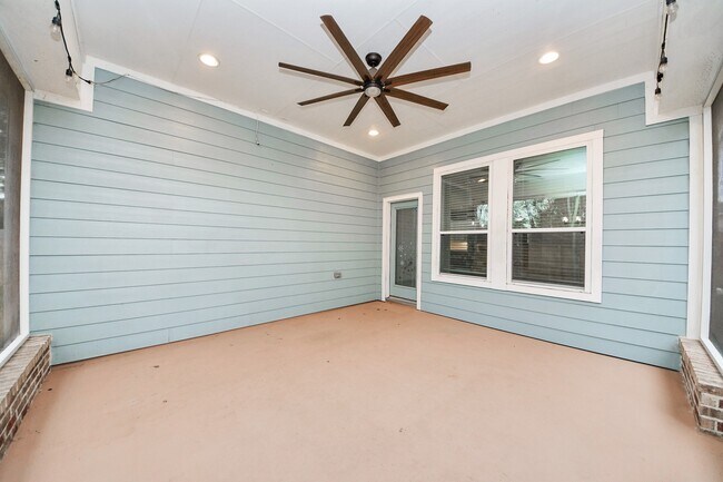 Building Photo - 211 Pleasant Hl Wy