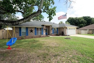 Building Photo - Lovely Cul-De-Sac Home in South Crestview