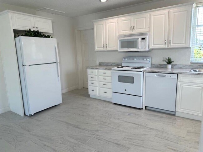 Building Photo - 498 Buena Vista Dr