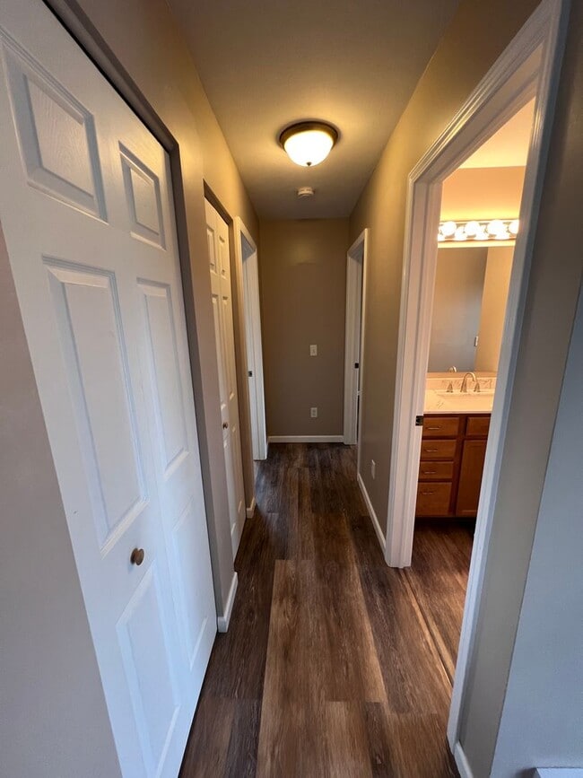 Building Photo - Spacious Split-Level Retreat Just Minutes ...