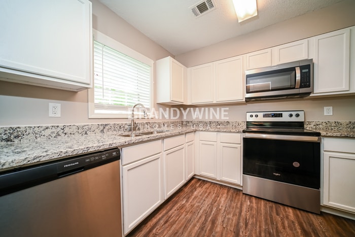 Building Photo - 5029 Wolfcreek Hl