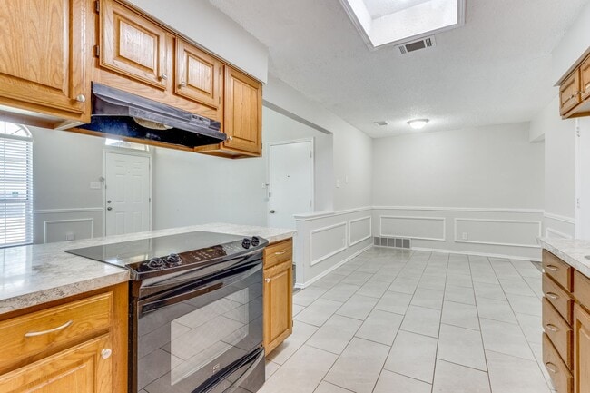 Building Photo - Easy Access to Highways with this 3BR in A...