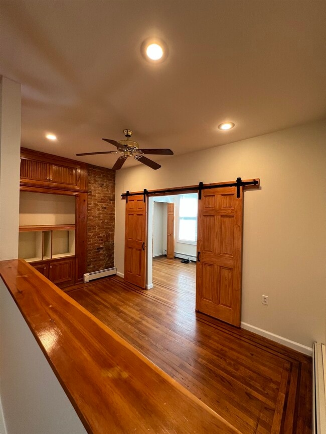 Building Photo - 220 Bay St