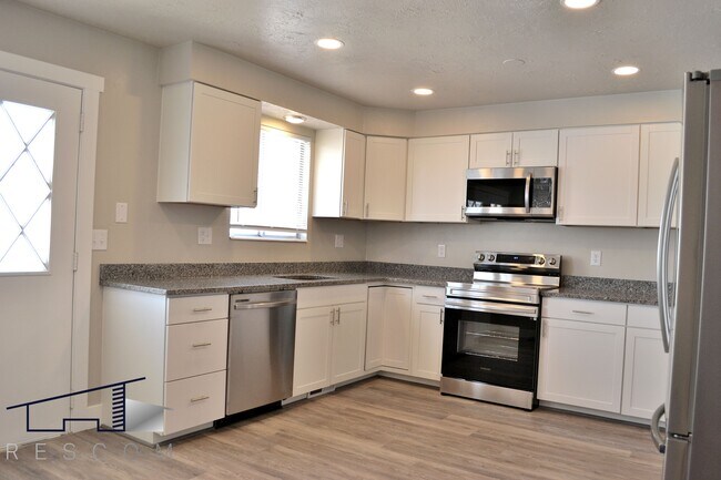 Building Photo - 1688 N Main St