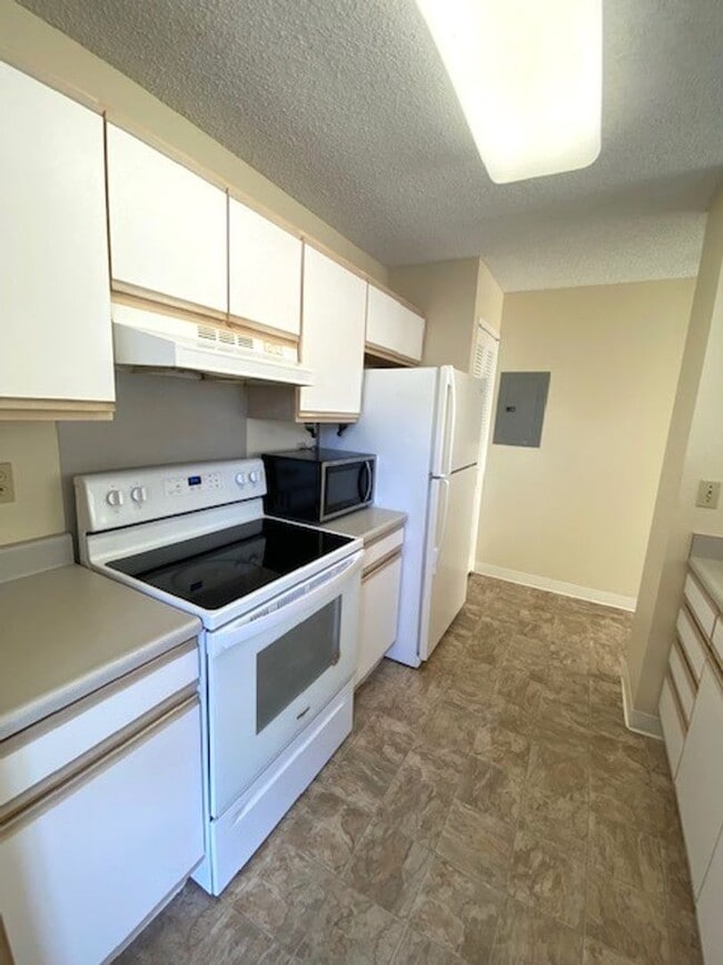 Building Photo - 2 Bedroom/ 2 Bath/ 2 pkg at Crescent Lane