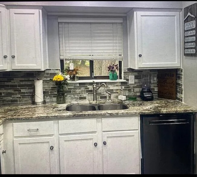 Granite and new appliances with washer and dryer - 109 Cedar Ridge Way