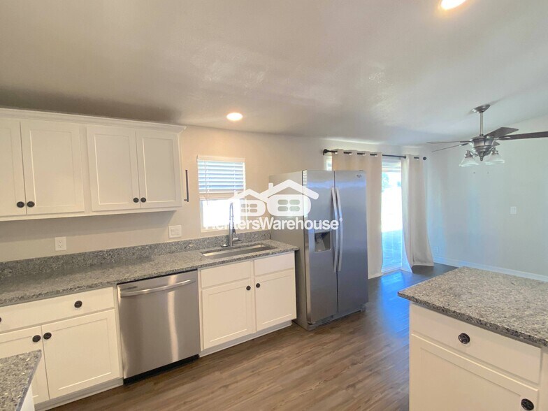 Building Photo - 39942 N Kennedy Dr