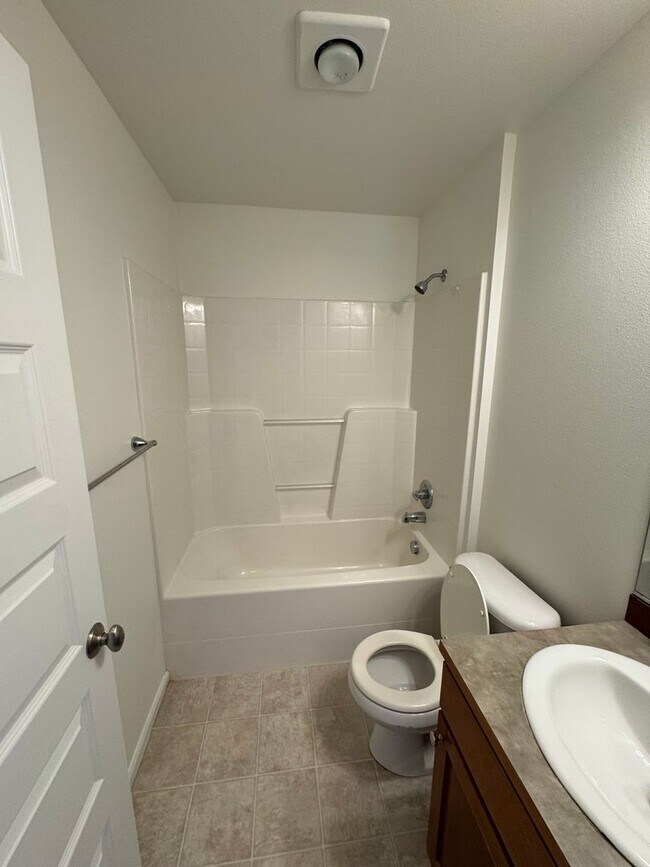 Building Photo - Gorgeous 3 bedroom 3 bathroom home in Mill Creek AVAILABLE NOW