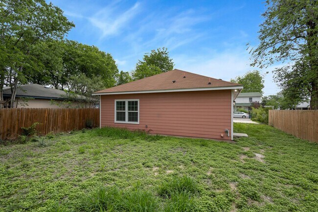 Building Photo - Charming 3/2/2 single story home near Downtown SA & St. Mary's University!