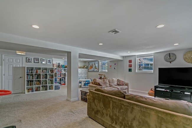 Building Photo - 6612 Kerns Rd