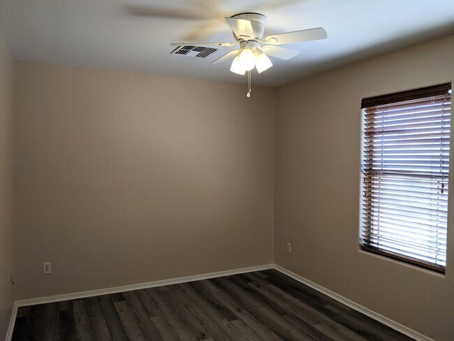 Building Photo - 4 Bedroom Home Near W Southern Ave and S 7...