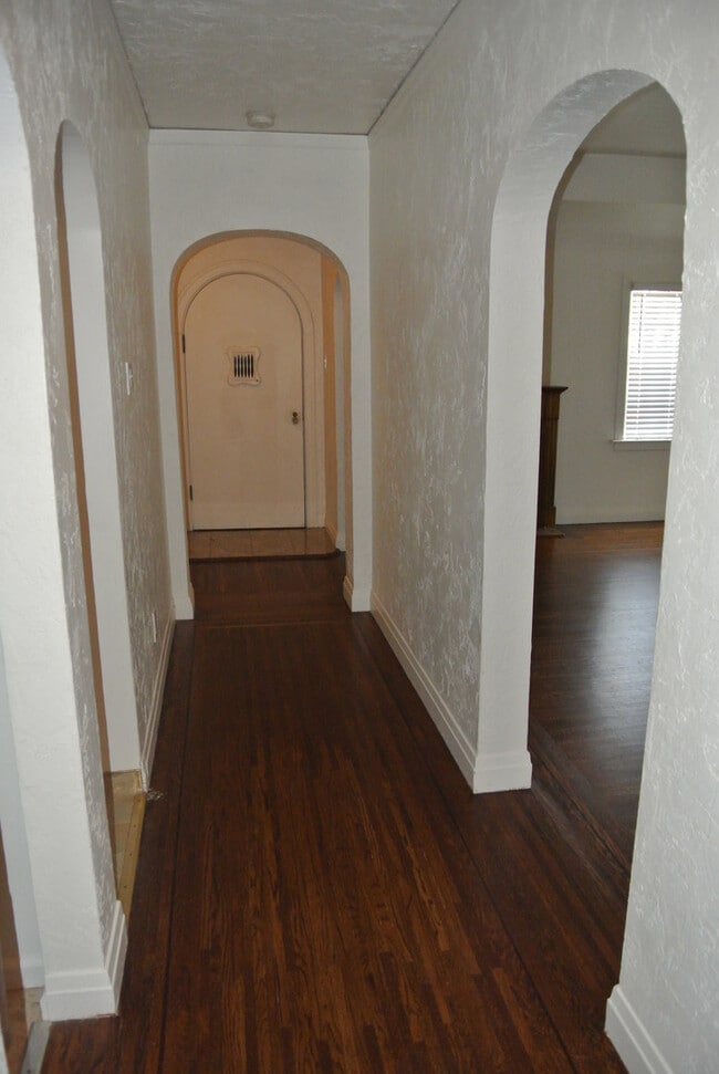 Building Photo - **COMING SOON!!** Spacious 2 Bedroom, 1 Bathroom Home near Convenient Old Town Pittsburg