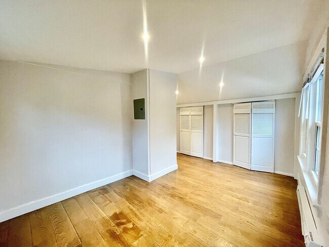 Building Photo - 615 Hall St