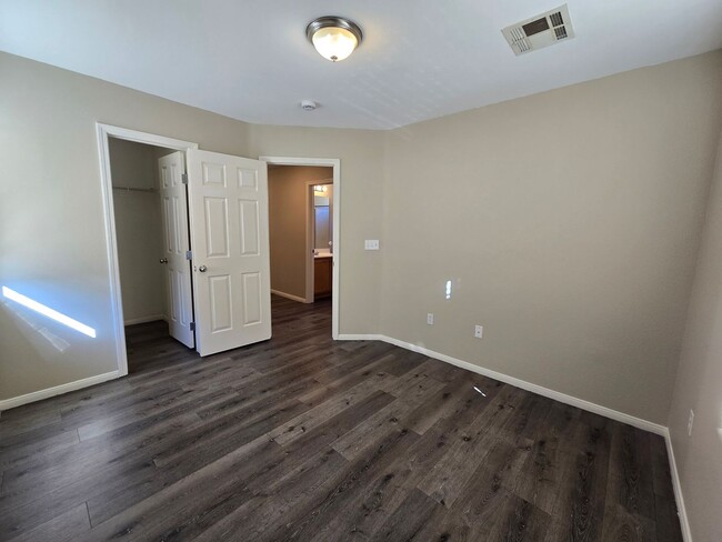 Building Photo - 3 BED, 2 1/2 BATH, 2 CAR GARAGE 2 STORY HO...