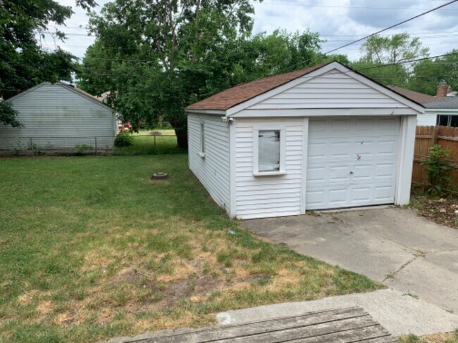 Building Photo - 9871 E Clements Cir