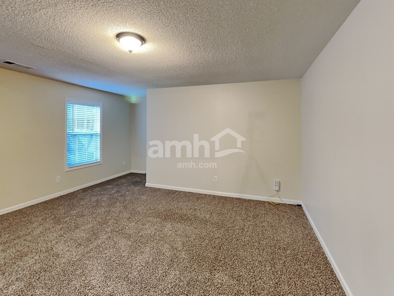 Building Photo - 1017 Queensbury Run