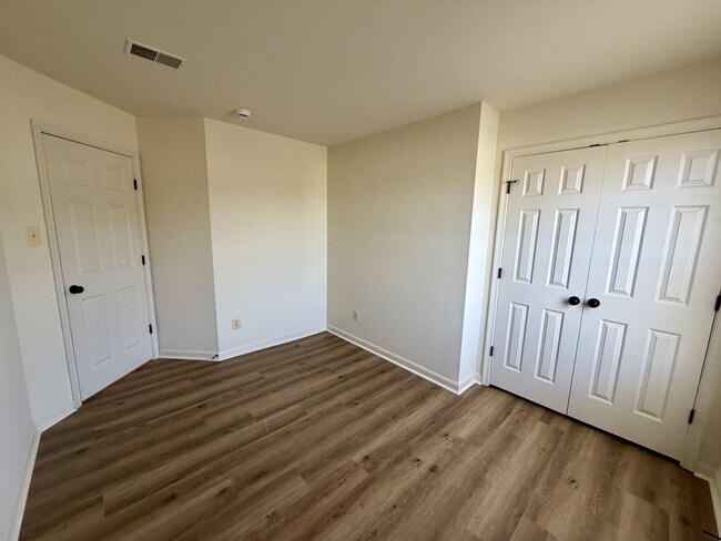 Building Photo - 197 Glenhurst Dr