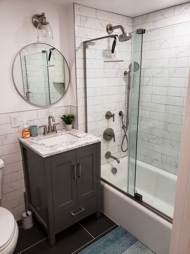 Building Photo - 15 E 117th St