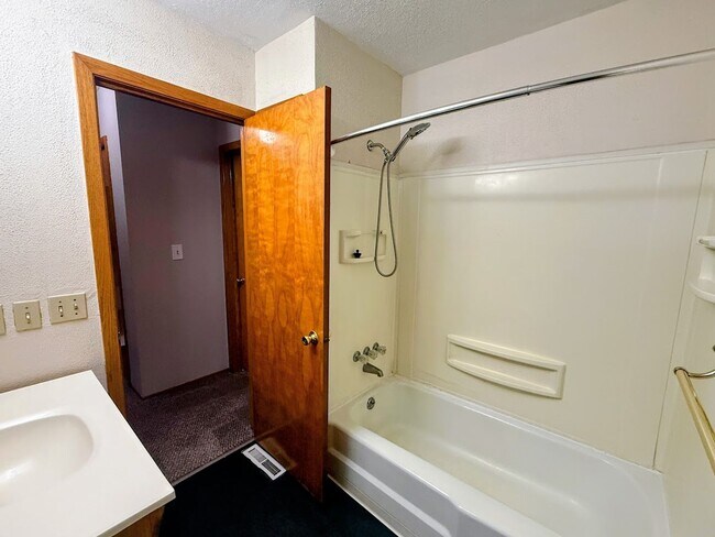 Building Photo - 4545-4549 Cynthia Dr
