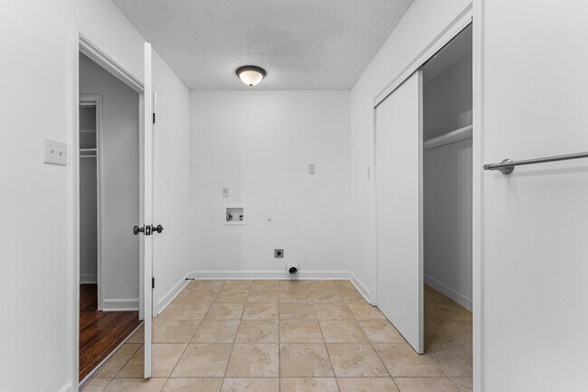 Building Photo - 810 Indian Dr