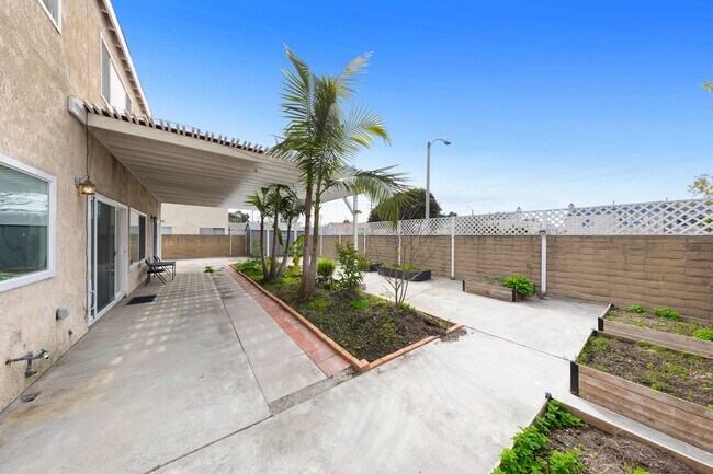 Building Photo - Gorgeous Cul-De-Sac Huntington Beach Home  — Biking Distance to the Beach!