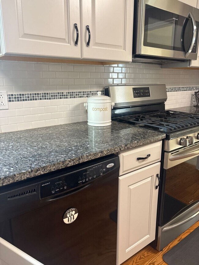 Building Photo - Beautiful 4-Bedroom/2.5 Bath Single-Family Home in Great Neighborhood in Johnson City, TN, with d...