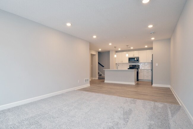 Building Photo - Beautiful 3-Bed 3-Bath Townhome in Blaine!