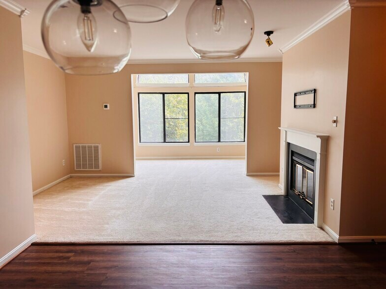Bright Spacious Living Area - 2807 Lee Oaks Ct