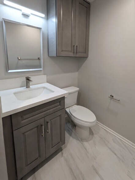 Building Photo - 458 S Oakhurst Dr