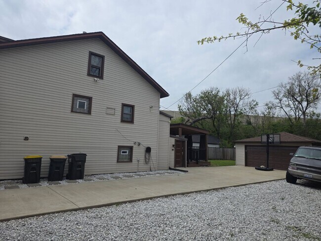 Building Photo - 9804 Linn Ave