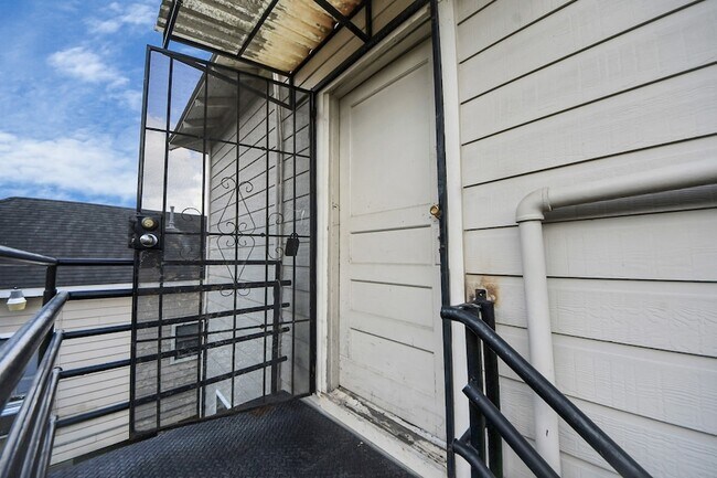 Building Photo - 2502 Saltus St