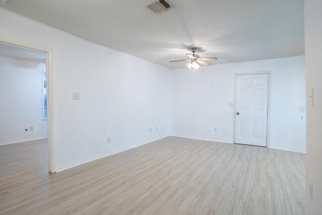 Building Photo - 207 Harris St