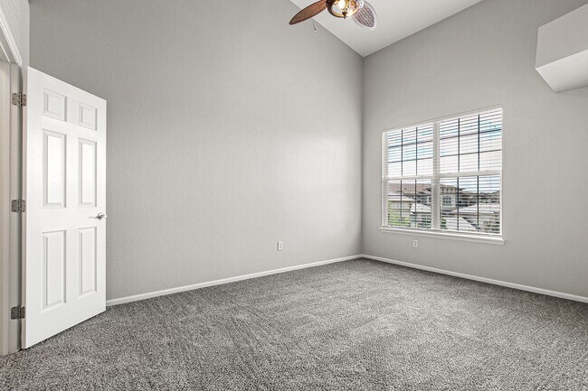 Building Photo - Awesome Penthouse Condo in Town Center Terrace!