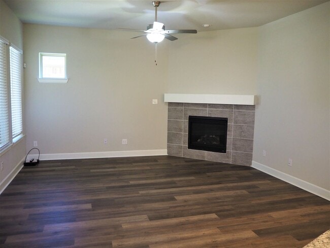 Building Photo - 701 Matchbox St-