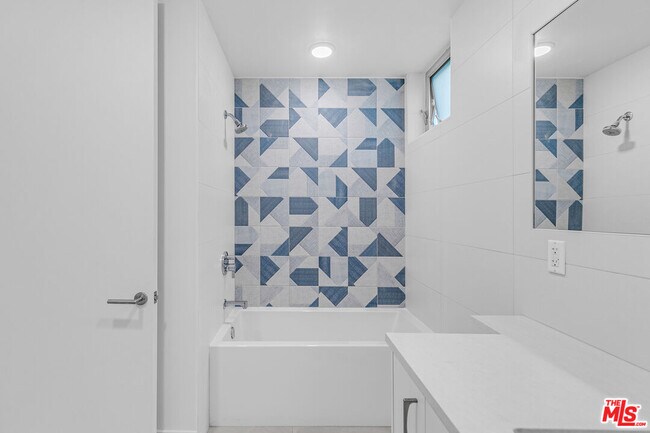 Building Photo - 2000 Beachwood Dr