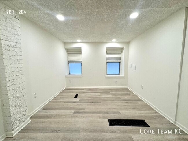 Building Photo - 1413 W 39th St