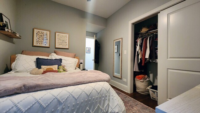 Building Photo - 735 W Belmont Ave