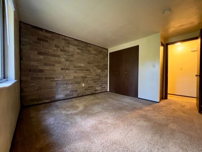 Building Photo - Cozy One Bedroom Apartment! Exposed Brick ...
