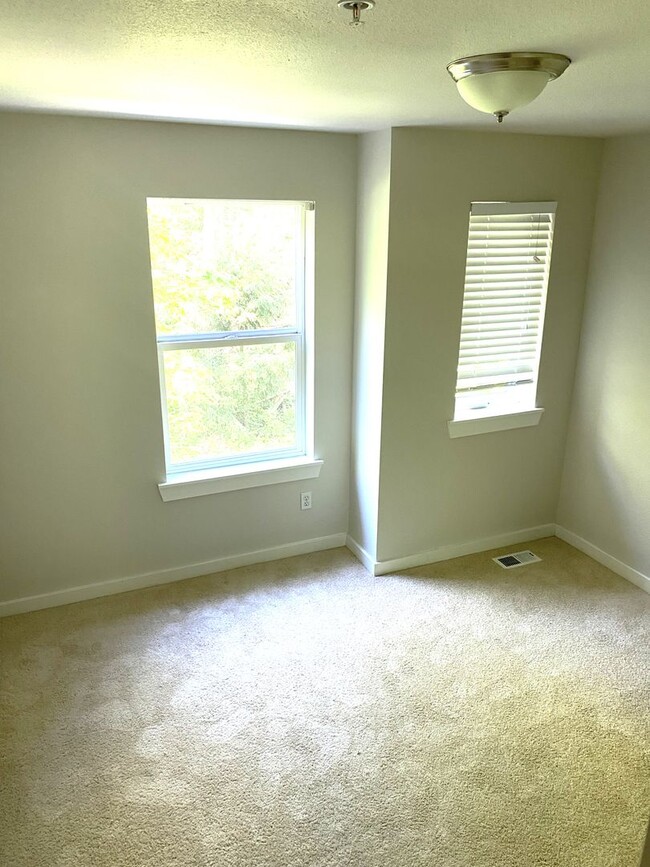 Building Photo - ELEGANT 4 BEDROOM TOWNHOME!  Minutes to La...
